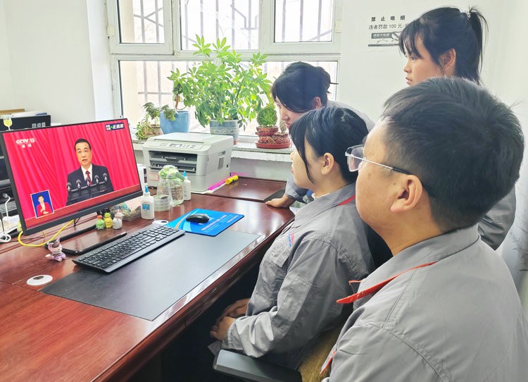 0306 路橋分公司黨支部組織黨員干部收聽收看全國“兩會(huì)”直播盛況 (3)_副本.jpg