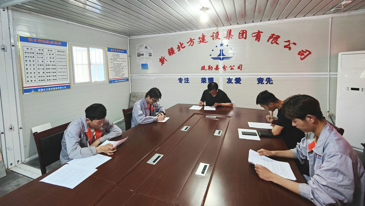 0424新疆北方集團(tuán)喀什分公司開展民族宗教政策法律法規(guī)知識(shí)宣傳活動(dòng)_副本.jpg
